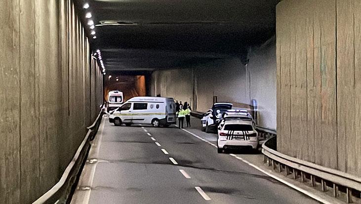 alt gecitte feci kaza motosiklet surucusu direksiyon hakimiyetini kaybetti 1 olu 1 agir yarali W7kiJvYe.jpg