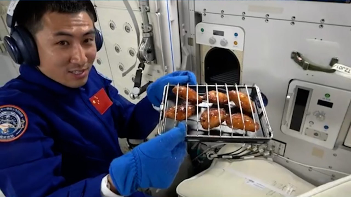 cinli taykonotlar uzayda ilk kez izgara et ve tavuk pisirdi TnnDnBMv.jpg