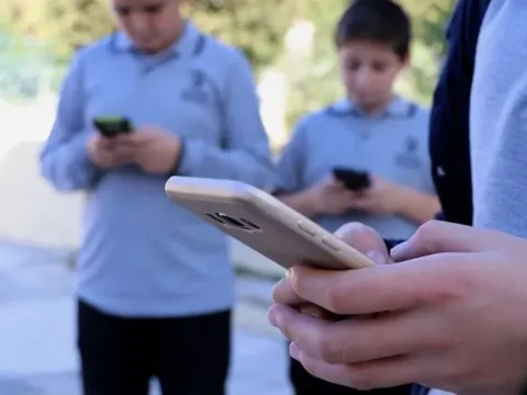 Okullarda cep telefonu yasaklaniyor LDsHtk9I