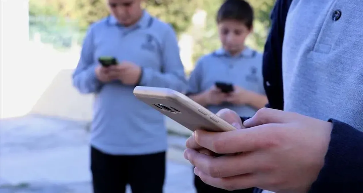 Okullarda cep telefonu yasaklaniyor LDsHtk9I